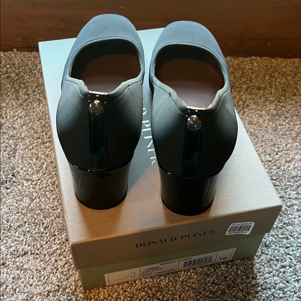 Donald J. Pliner Elegant Black Pumps - Picture 4 of 6